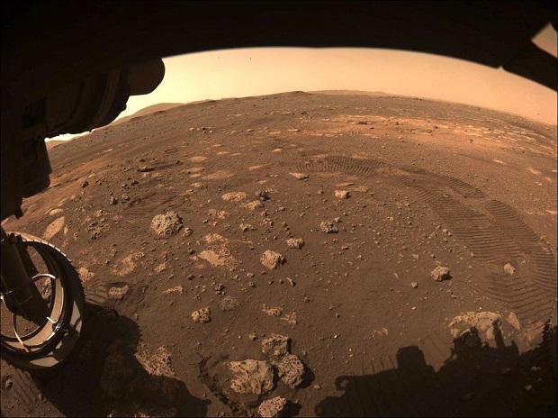 NASA’s new Mars rover hits dusty red road, 1st trip 21 feet