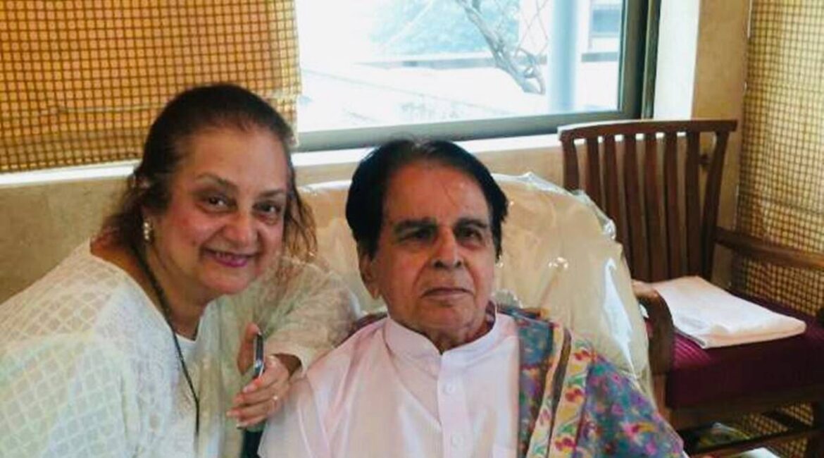 Saira Banu Waves in Paparazzi while taking Dilip Kumar Home, thanks to the supporters