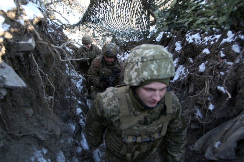 Ukrainian soldiers practice with US-made weapons in the middle of Russian tension