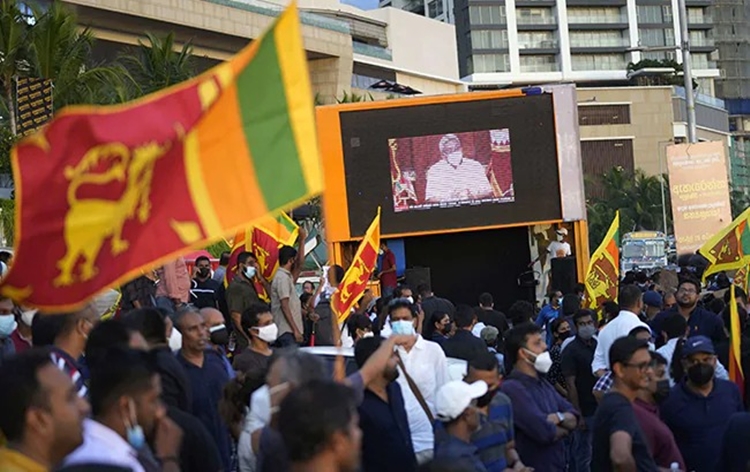 Sri Lanka went under the national curfew from tonight amid the increase in violence