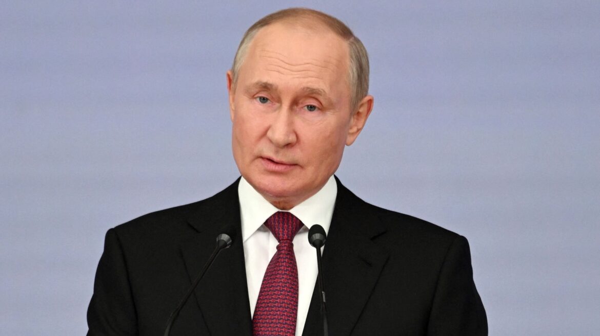 Ex-Vladimir Putin ally threatens London with nukes: Report