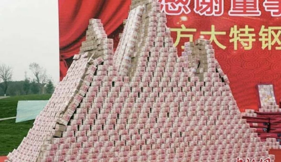 Chinese Firm Stacks 2-Metre High Cash Pile At Party, Distributes ₹ 73 Crore Among Employees